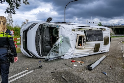 Camper belandt op zijn kant na harde botsing met auto bij Usselo