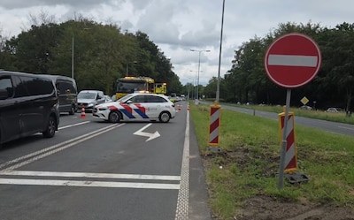 Bromfietser naar ziekenhuis na botsing met auto op kruising N65 bij Helvoirt