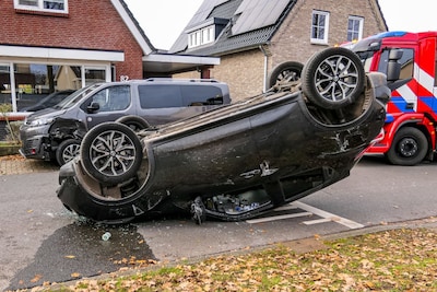 Auto slaat over de kop in woonwijk Glanerbrug: één persoon naar ziekenhuis