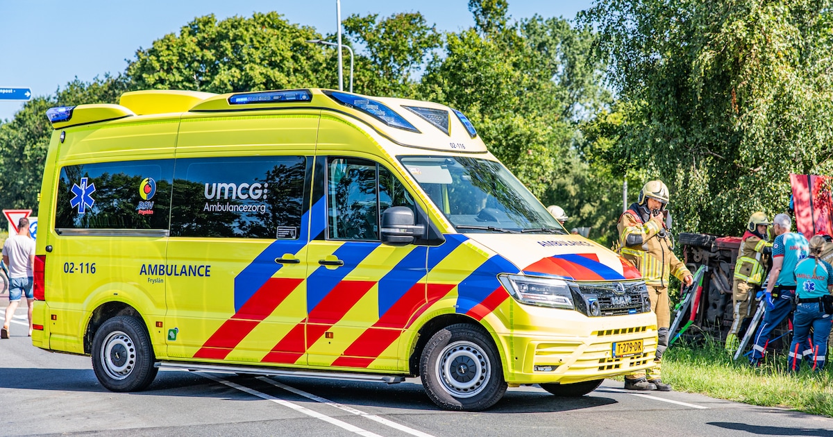 Auto belandt op de kant op N358 in Buitenpost