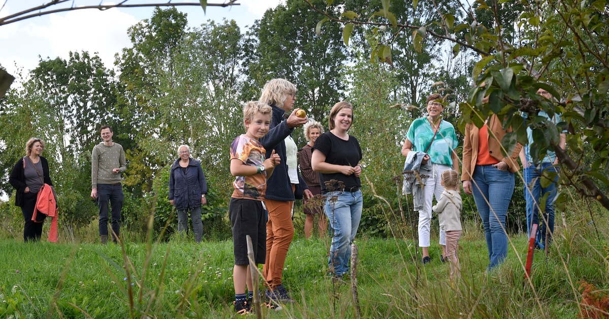 Gerwin Veenstra geeft collegetour over voedselbos in Peize