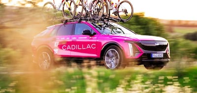 Deze auto heeft een omgekeerd schuifdak: dit zijn de auto’s van de Tour