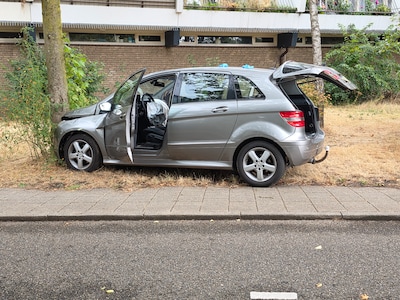 Auto raakt van weg en botst tegen boom in Ede, bestuurster naar ziekenhuis