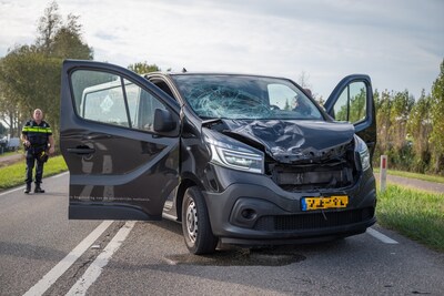 Fietser overleden na aanrijding met bestelbus in Simonshaven