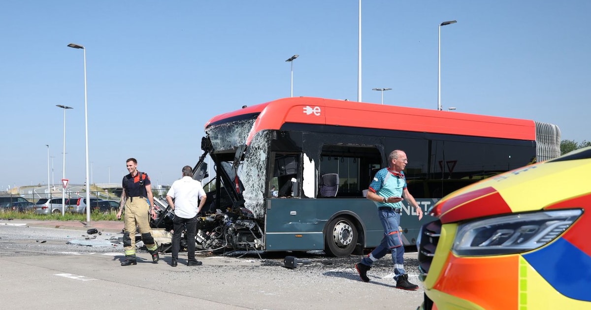 Chauffeur gewond na botsing op parkeerplaats van Schiphol