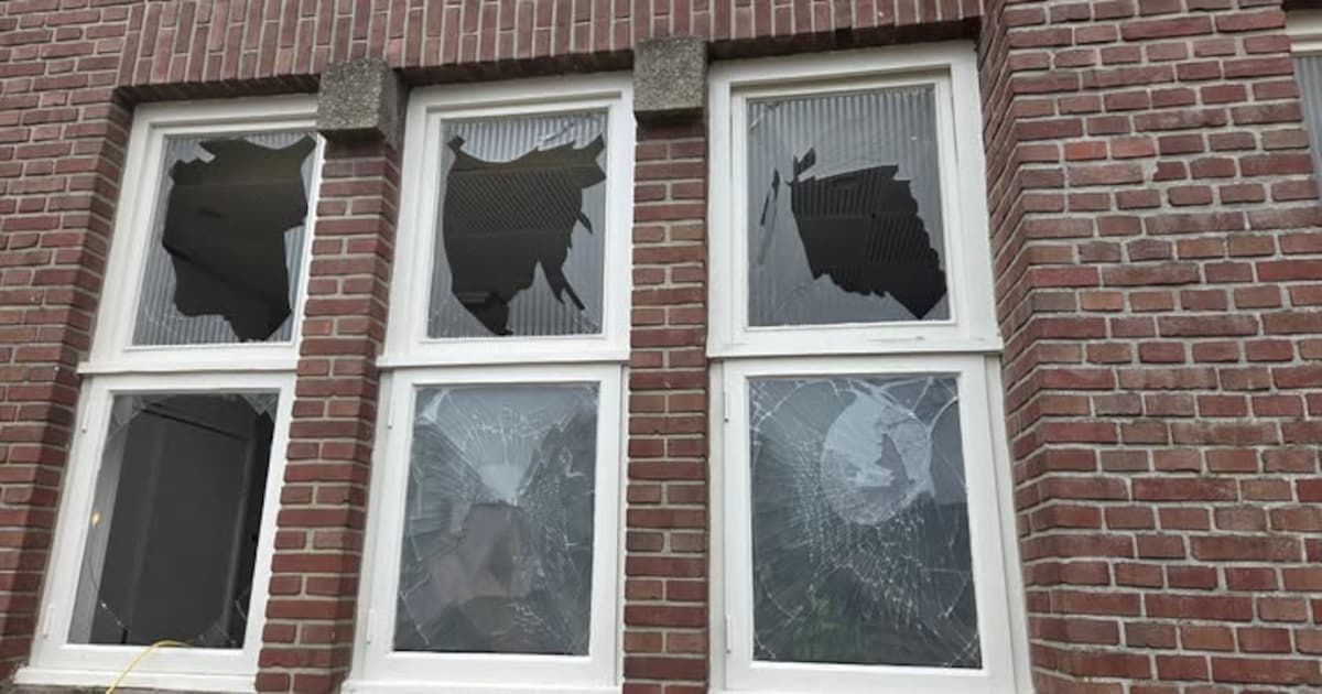 Explosie in Eibergen: tientallen ruiten bij voormalige kerk kapot