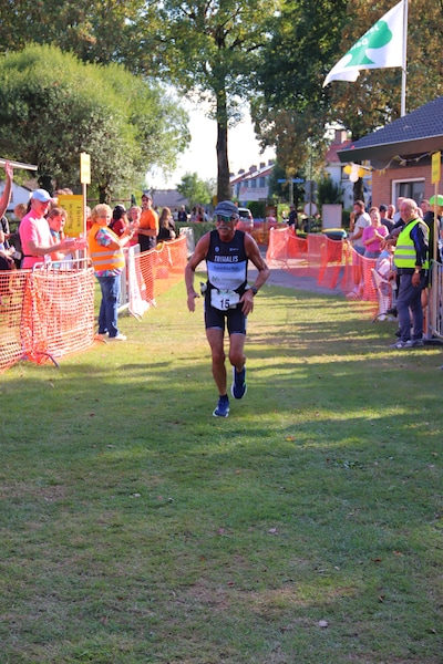 Na 109 marathons volbrengt Jan (76) zijn eerste kwarttriatlon: ‘Ik laat me niet tegenhouden door mij