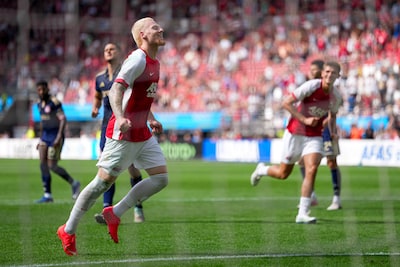 Meerdink helpt AZ aan comeback, Telstar hard onderuit tegen amateurs, Feyenoorders basketballen