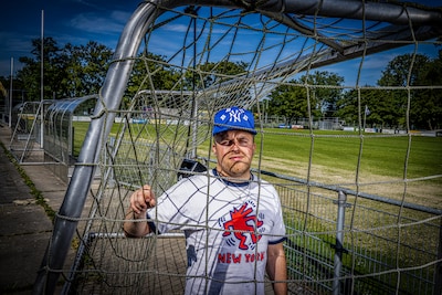 Rapper Brunzyn maakt voetbalalbum: ‘Ik hoop dat mijn muziek ver na het toernooi nog steeds gedraaid 