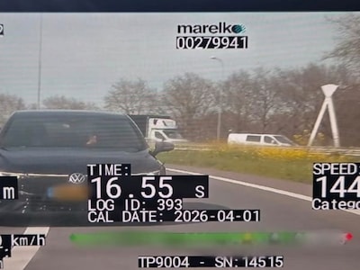 Duur kiekje: hardrijder scheurt met 144 km/u over snelweg en maakt tegelijk foto