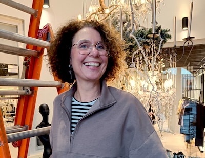 Sandra draait overuren met stijlen van kerstetalages: ‘Van blingbling tot sprookjesbos, alles is mog