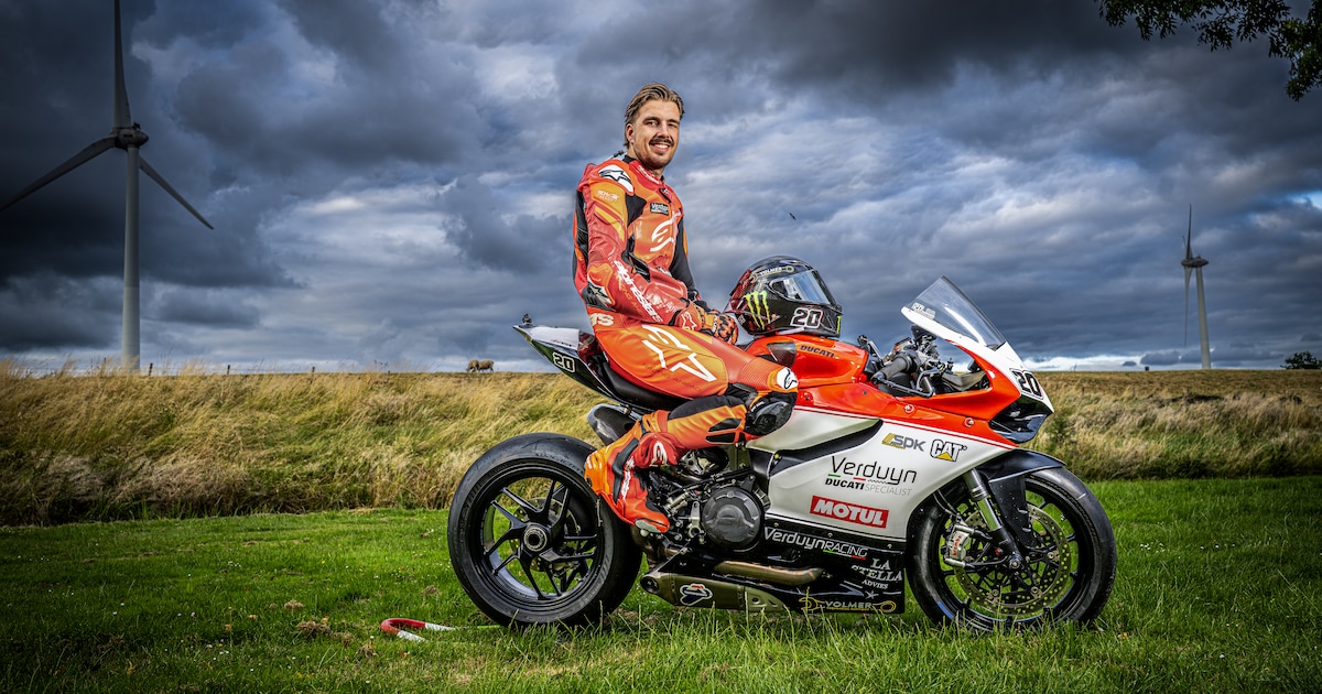 Op de trailer naar Frankrijk: Bryant (22) test zijn spiksplinternieuwe Ducati op een circuit met 17 