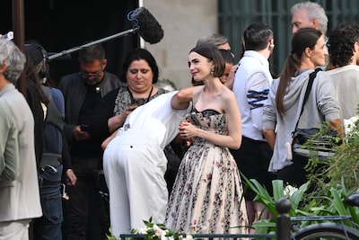 Laatste draaidag Lily Collins voor Emily in Paris zit erop, actrice is ‘sprakeloos’