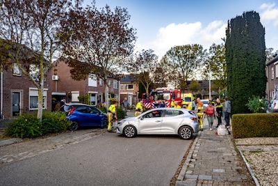 Automobilist ramt geparkeerde auto op de Spitsestraat in Appeltern