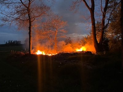 Stuk natuur in brand aan de Maneschijnsweg in Holten