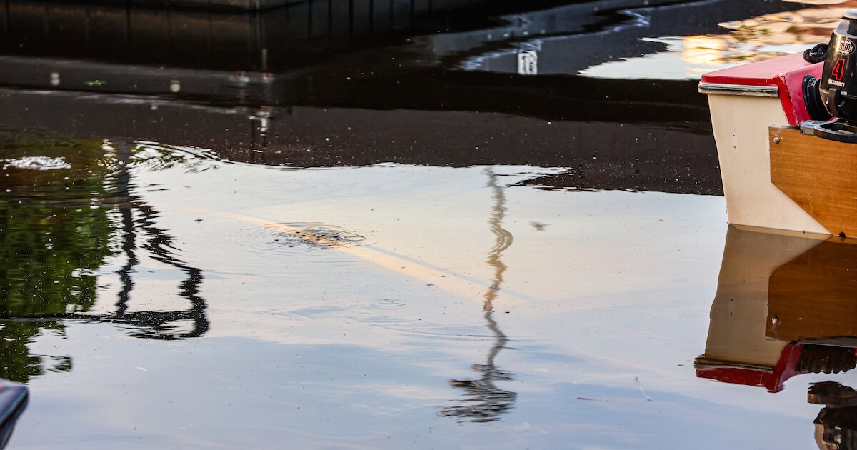 Auto verdwijnt onder water in haven van Scharsterbrug tijdens laden van boot