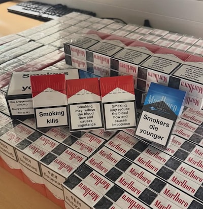 42 sloffen illegale sigaretten gevonden bij minderjarige (17) na verdachte overdracht op straat