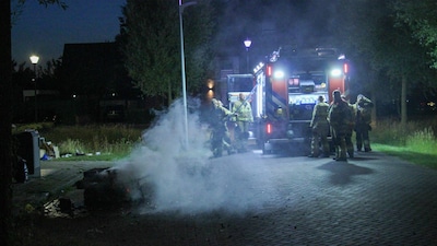 Afsteken van vuurwerk zorgt voor overlast in Oss, brandweer moet brandje blussen