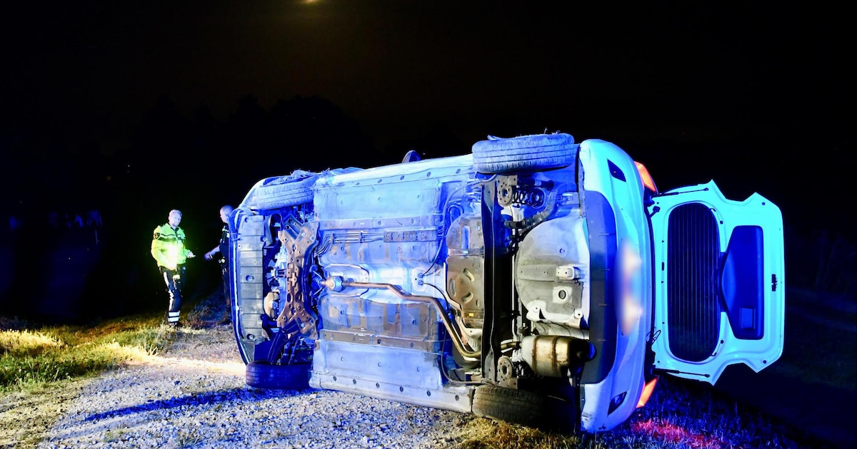 Auto belandt op zijkant in Warder, bestuurder probeert weg te lopen na ongeval