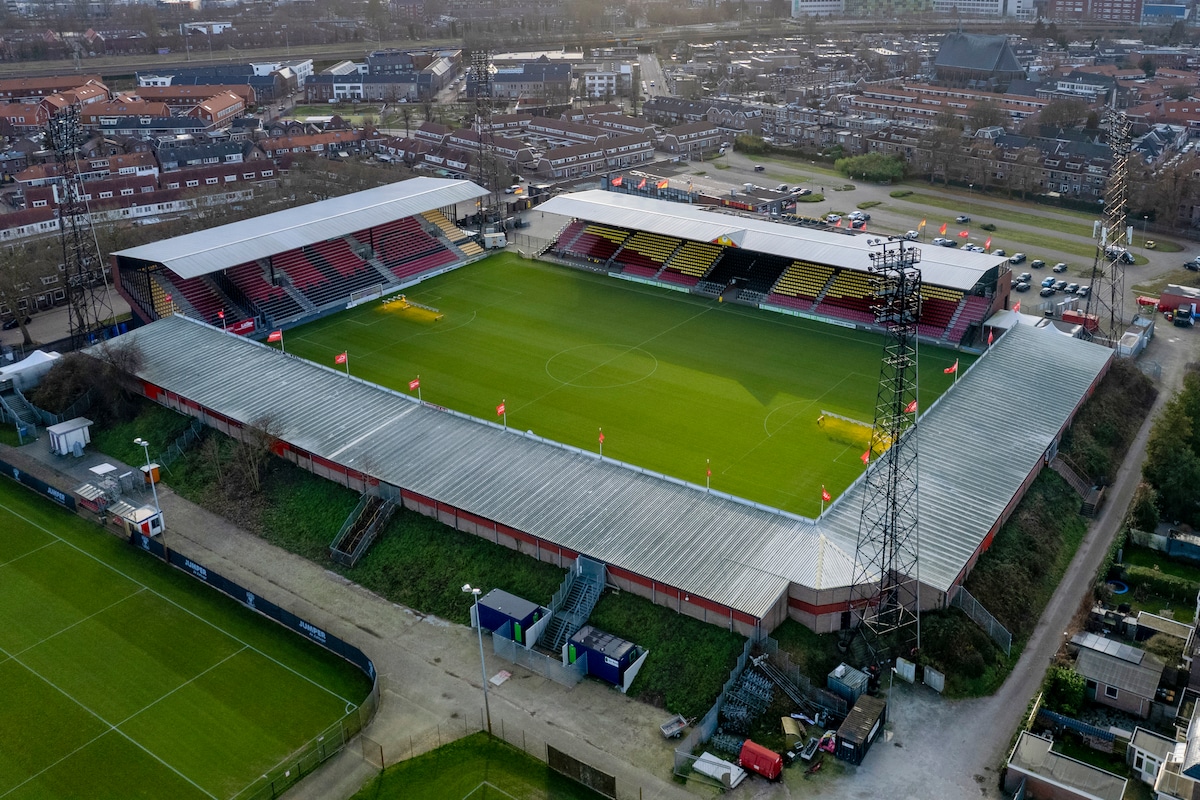 Over Deventer Adelaarshorst is een boek te vullen: 'Er zijn nog weinig van zulke stadions' | Deventer | AD.nl