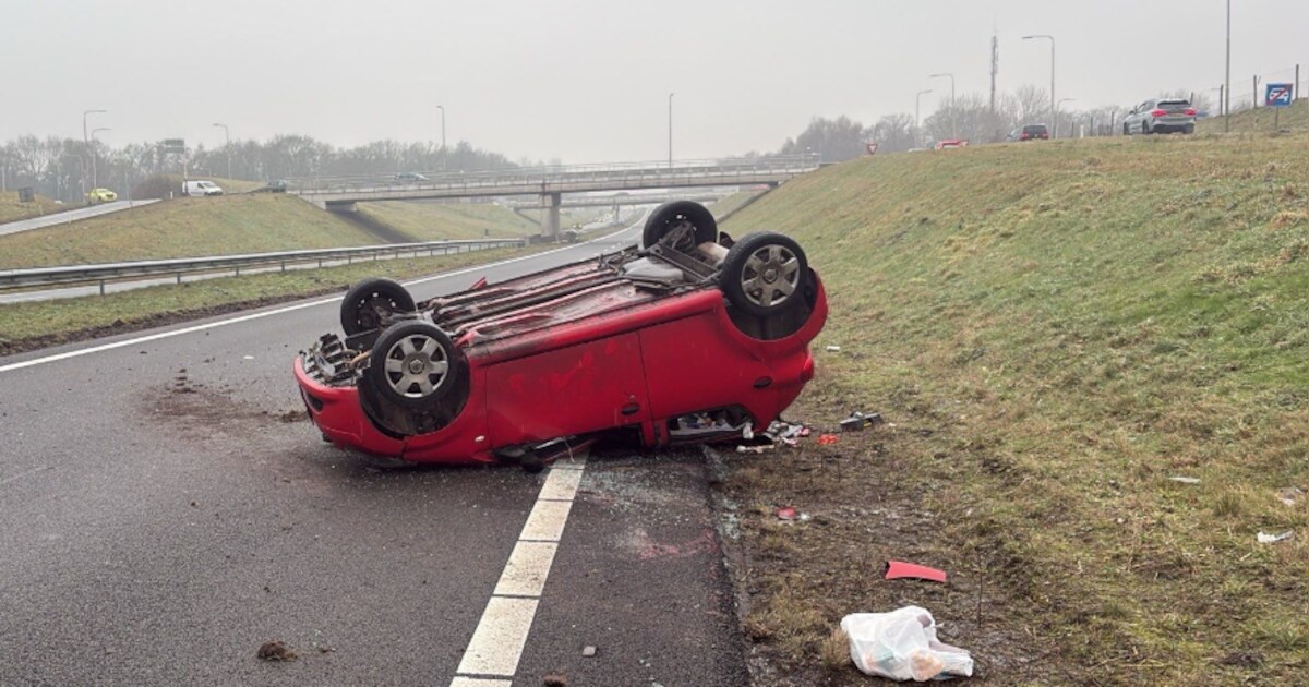 Auto belandt op z'n dak op N33 bij Gieten, even verderop gaat het ook mis