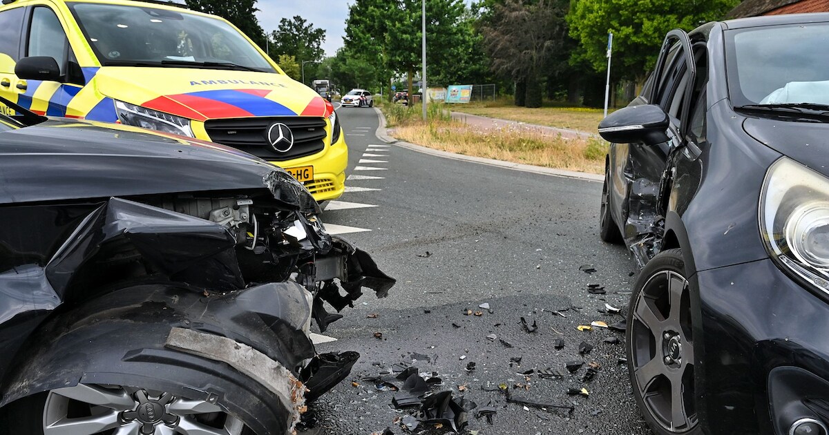 Twee auto’s botsen op kruising in Diessen, bestuursters gewond
