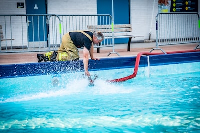 Brandweer redt waterpret: leeggelopen bad in Rheden weer razendsnel vol
