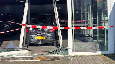 een-auto-is-zaterdagmiddag-dwars-door-de-pui-van-de-showroom-van-excellent-autos-aan-de-merwedestraat-in-dordrecht-gereden