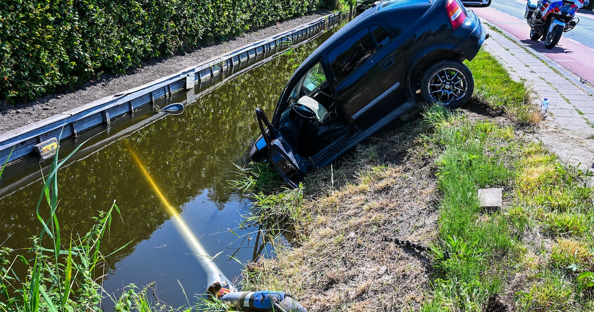 Auto belandt in water aan de Bredeweg in Moerkapelle
