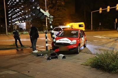 Auto knalt op verkeerslicht in Ede, bestuurder ongedeerd