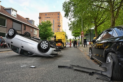 Auto slaat over de kop bij botsing in Tilburg, bestuurster naar ziekenhuis