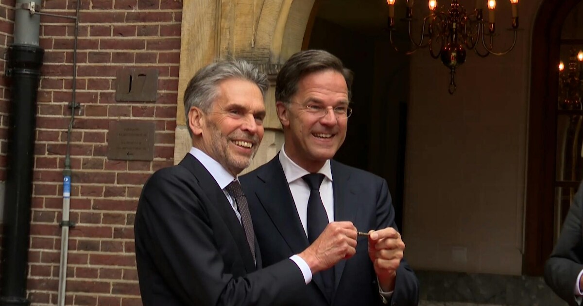 VIDEO | Rutte overhandigt sleutel van Torentje aan nieuwe premier Schoof