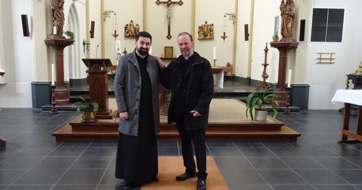 Roemeense gelovigen nemen kerk Megen over, alleen stoelen hoeven eruit ...