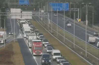 Lange file door kapotte vrachtwagen op A50 bij Apeldoorn, weg weer vrij