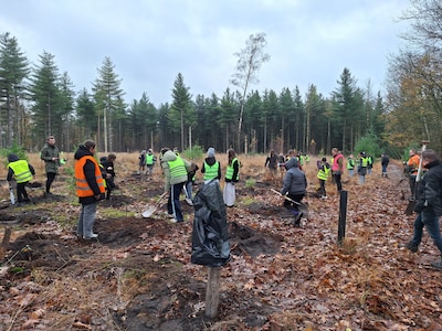 Ruim 150 leerlingen planten bomen tijdens Boomfeestdag