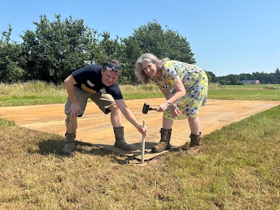 Burgemeester Gea Hofstede slaat eerste paaltje voor opbouw Zwarte Cross in Lichtenvoorde