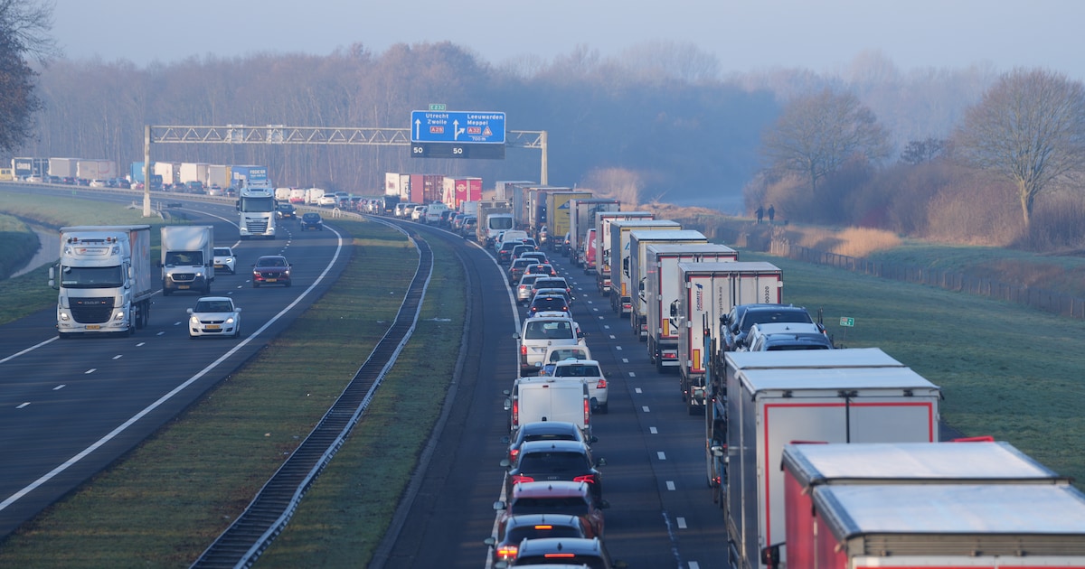 Verkeerschaos rond Meppel door spoedreparatie A28: vertraging meer dan een uur