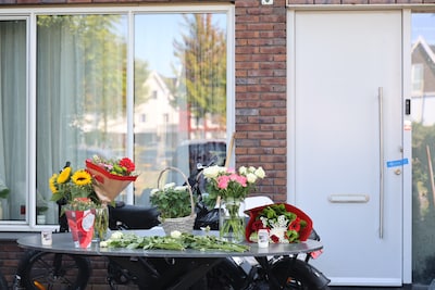 Bloemen bij woning van vrouw die in haar eigen huis werd doodgeschoten, verdachte blijkt bekende