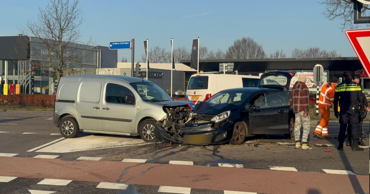 Harde frontale botsing op Bergerweg in Sittard