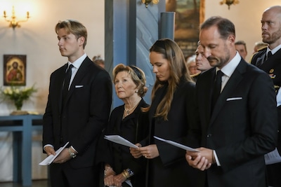 Koninklijke familie samen bij herdenkingsdienst voor Harald, honderden mensen kunnen kerk niet in