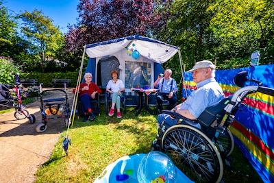 Bewoners zorgcentrum hoeven niet weg voor de camping, die staat gewoon in de tuin: ‘Beleef veel opnieuw’