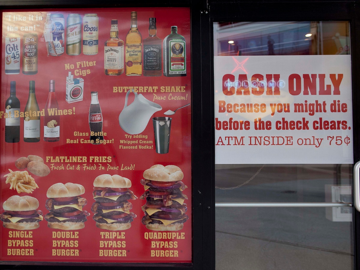 een-affiche-met-wervende-teksten-achter-het-raam-van-de-heart-attack-grill-in-las-vegas