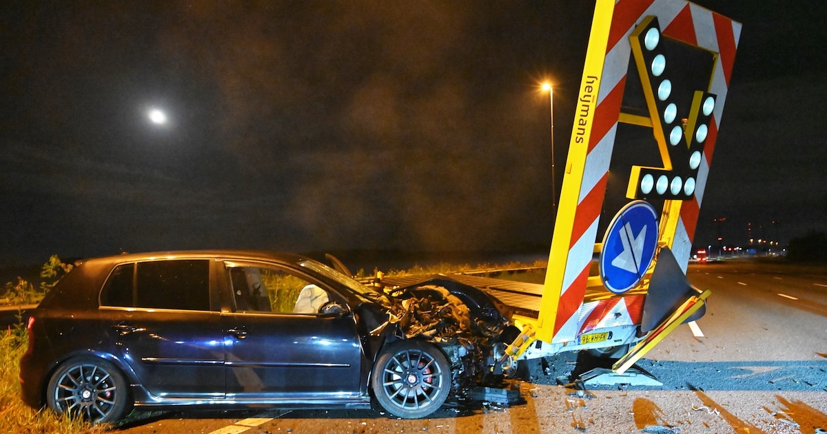 Auto botst hard op pijlwagen op A2 bij Zijderveld, bestuurder gewond