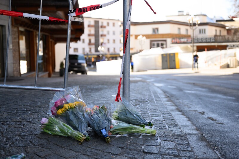 Des fleurs ont été déposées dans la rue après qu'un incendie s'est déclaré dans la nuit au bar Le Constellation à Crans-Montana, en Suisse.