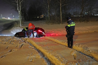 Auto slipt op A59 bij Waalwijk en belandt in sloot, omstanders schieten te hulp