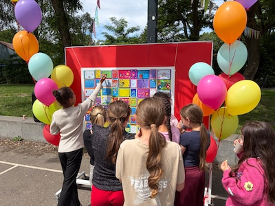 Kinderen geven hun wijk kleur met opbeurende spreuken in hun thuistaal: ‘Ik hou van jou is samen zij