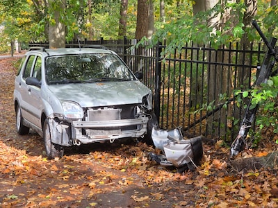 Pakketbezorger en automobilist in botsing op de Hartenseweg in Wageningen