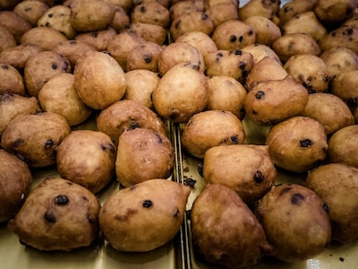 Team VrijGezellig bakt oliebollen voor goede doelen in Woerden
