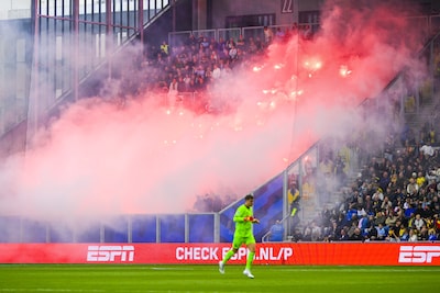 Cambuur-Feyenoord ligt stil door vuurwerk van Rotterdamse fans, Makkelie: 'Uitsluiten of er geen spelers zijn geraakt'