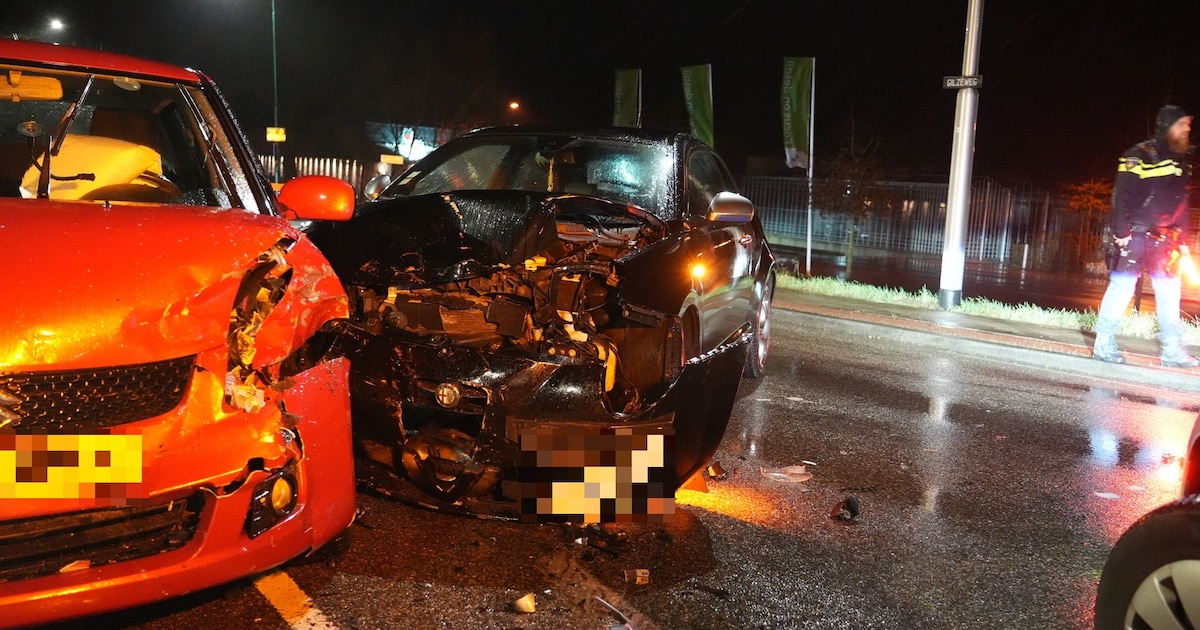 Afslaande auto ziet tegenligger over het hoofd in Bavel, veel schade bij botsing